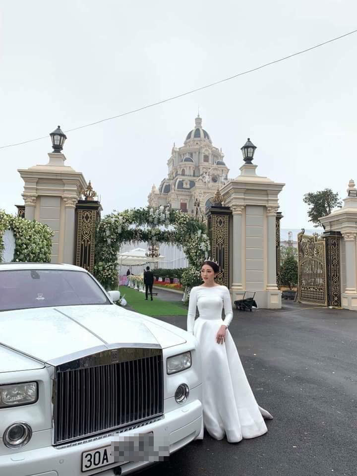 Tin tức - Hé lộ danh tính cô dâu đeo vàng trĩu cổ, tổ chức đám cưới trong lâu đài ở Nam Định (Hình 2).