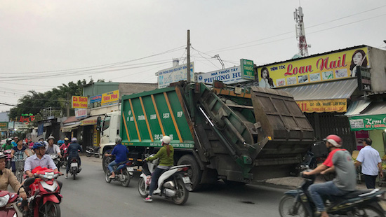 Tin tức - Tin tai nạn giao thông mới nhất ngày 16/1/2019: Va chạm với xe chở rác, 2 thanh niên tử vong