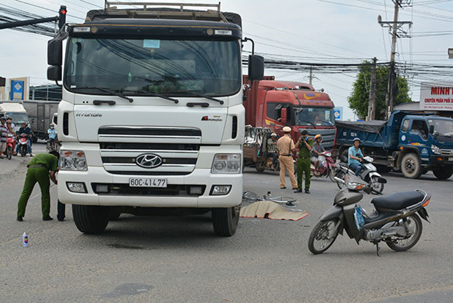 Tin tức - Tin tai nạn giao thông mới nhất ngày 9/1/2019: Cô gái chết thảm dưới gầm xe tải ở Sài Gòn (Hình 3).