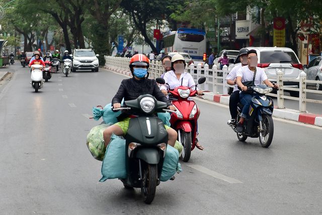 Tin tức - Ngày Tết, CSGT Hà Nội ra đường nhắc người dân đội mũ bảo hiểm (Hình 10).