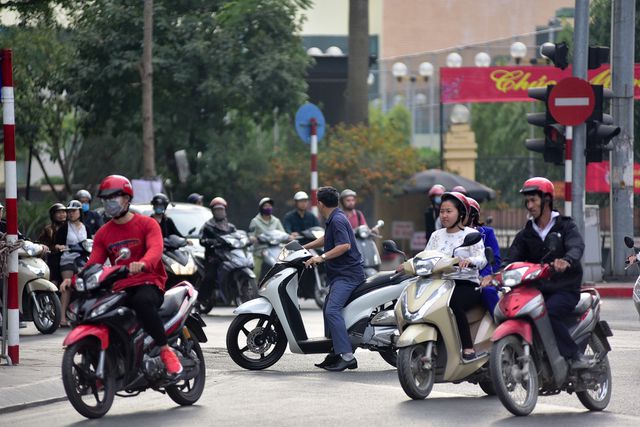 Tin tức - Ngày Tết, CSGT Hà Nội ra đường nhắc người dân đội mũ bảo hiểm (Hình 12).