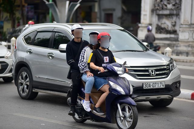 Tin tức - Ngày Tết, CSGT Hà Nội ra đường nhắc người dân đội mũ bảo hiểm (Hình 13).