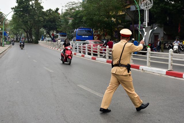 Tin tức - Ngày Tết, CSGT Hà Nội ra đường nhắc người dân đội mũ bảo hiểm (Hình 2).