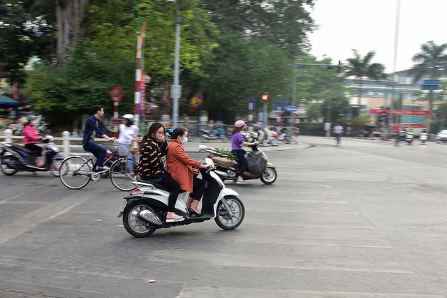 Tin tức - Ngày Tết, CSGT Hà Nội ra đường nhắc người dân đội mũ bảo hiểm (Hình 3).