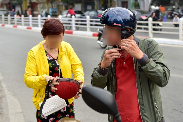 Tin tức - Ngày Tết, CSGT Hà Nội ra đường nhắc người dân đội mũ bảo hiểm (Hình 6).