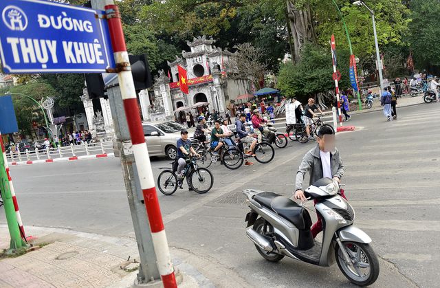 Tin tức - Ngày Tết, CSGT Hà Nội ra đường nhắc người dân đội mũ bảo hiểm (Hình 7).