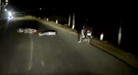 Tin tức - Video: Lái xe đêm, tài xế ôtô kinh hãi thấy người và xe máy nằm giữa đường