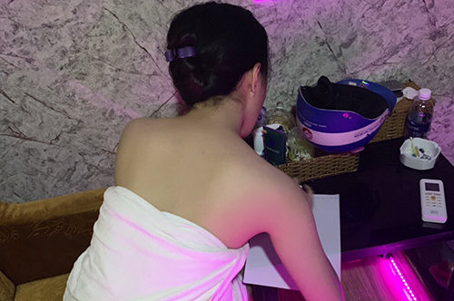 An ninh - Hình sự - Bắt quả tang nữ nhân viên massage thoát y kích dục cho khách trong phòng VIP