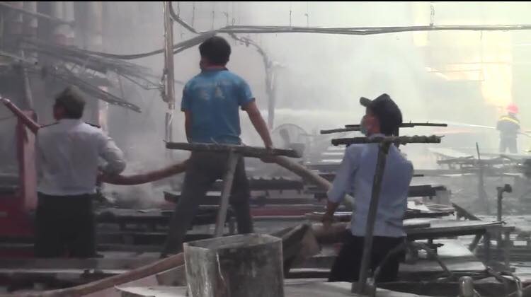 Tin trong nước - Cháy dữ dội tại 2 công ty gỗ sau tiếng nổ lớn, công nhân bê đồ đạc chạy thoát thân
