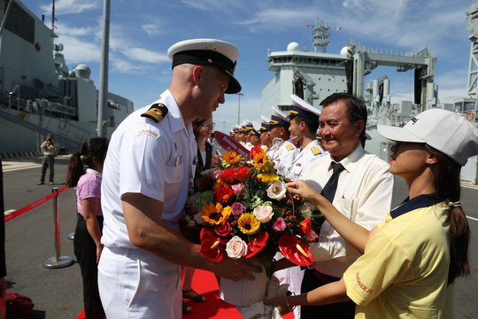 Tin trong nước - Cận cảnh hai tàu Hải quân Hoàng gia Canada lần đầu cập cảng Cam Ranh