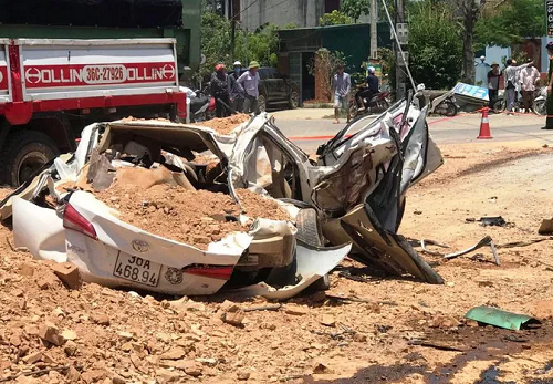 Tin trong nước - Thanh Hóa: Xe 'hổ vồ' lật đè bẹp dúm ô tô 4 chỗ, 3 người tử vong