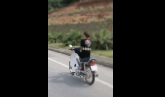 Giáo dục pháp luật - Nữ sinh 15 tuổi đầu trần lái xe máy bằng chân ở Tuyên Quang khai gì?