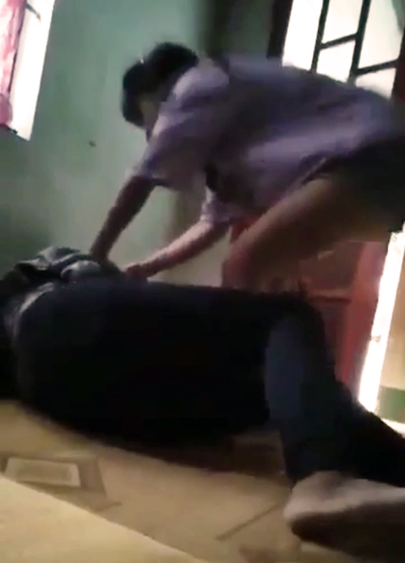 An ninh - Hình sự - Vụ thiếu nữ 17 tuổi bị đánh đập, lột đồ quay clip: Nguyên nhân từ việc 2 cô gái cùng yêu một người