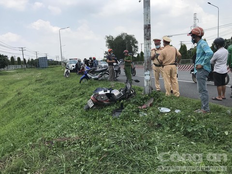 Tin trong nước - Vụ thi thể người đàn ông ở bãi cỏ ven đường: Xe máy gãy rời đầu ở hiện trường