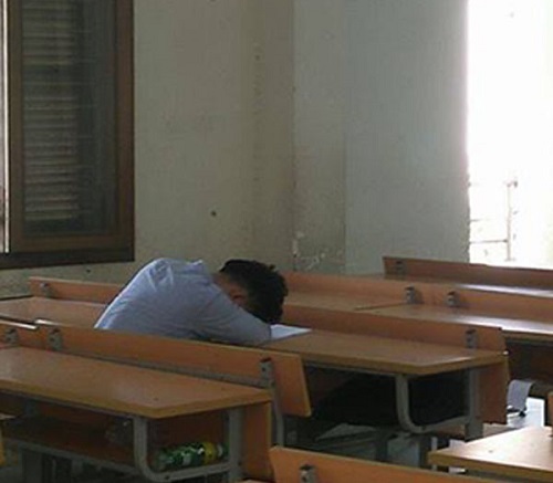 Cộng đồng mạng - Chuông reo hết giờ sinh viên vẫn ngủ và cách giải quyết 'bá đạo' của thầy giáo