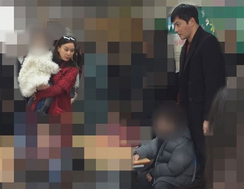 Tin tức giải trí - Tài tử Jang Dong Gun lần đầu lộ diện cùng vợ và hai con (Hình 2).