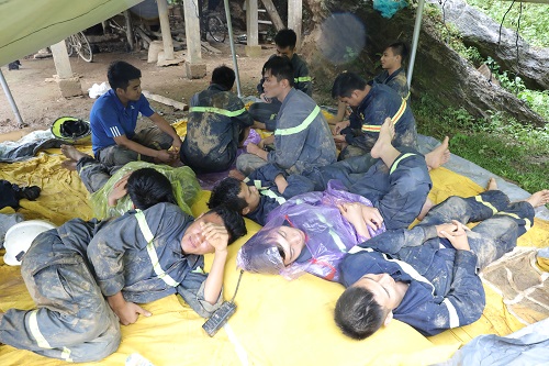 Tin trong nước - Video: Hiện trường vụ sạt lở, 18 người bị vùi lấp ở Hòa Bình (Hình 8).