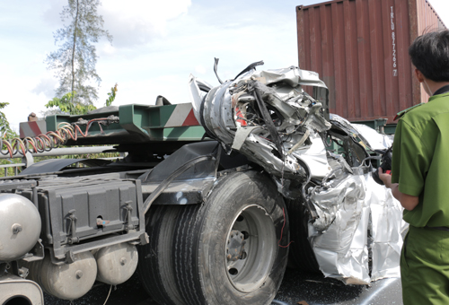 Tin trong nước - Xe container đâm trúng xe ô tô đám cưới, 2 người thiệt mạng (Hình 2).