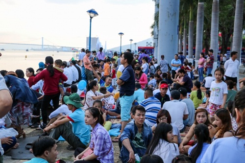 Tin trong nước - Hàng hàng nghìn lượt khách đổ về Đà Nẵng ngắm lễ hội pháo hoa