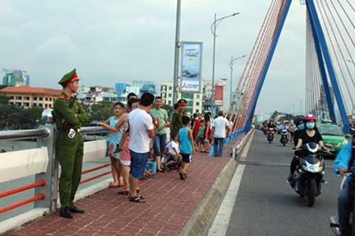 Tin trong nước - Hàng hàng nghìn lượt khách đổ về Đà Nẵng ngắm lễ hội pháo hoa (Hình 5).