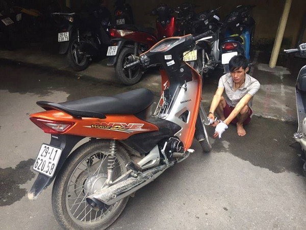 Pháp luật - Hà Nội: Cướp xe máy rút dao tấn công CSGT