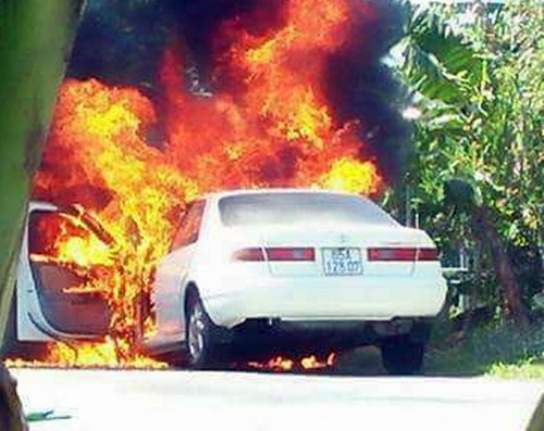 Tin tức - “Bà hỏa” ghé thăm, xe Camry bị thiêu rụi trên đường