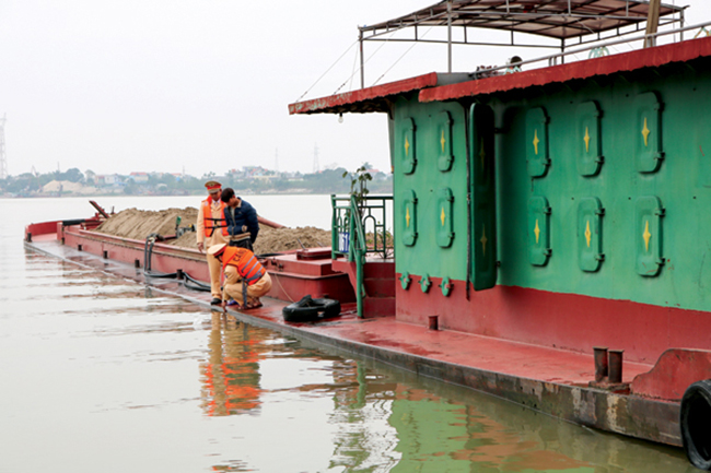 Pháp luật - Nam Định: Tràn lan tàu thuyền “ma” trên sông Đào (Hình 3).
