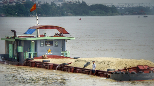 Pháp luật - Nam Định: Tràn lan tàu thuyền “ma” trên sông Đào (Hình 4).
