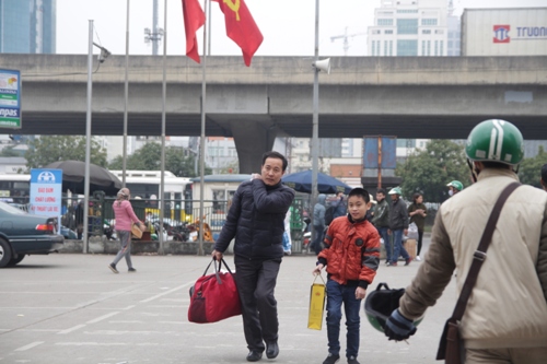 Tin trong nước - Người dân 'tay xách nách mang' rời Thủ đô về quê nghỉ Tết