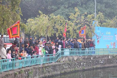 Tin trong nước - Lần đầu tiên Hà Nội tổ chức Lễ hội bơi chải thuyền rồng trên hồ Tây (Hình 10).