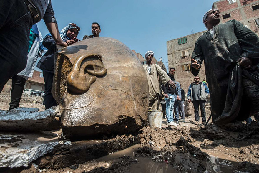 Tin thế giới - Năm 2017: Tượng Pharaoh Ramses II 3000 năm tuổi được tìm thấy tại khu ổ chuột Cairo (Hình 2).