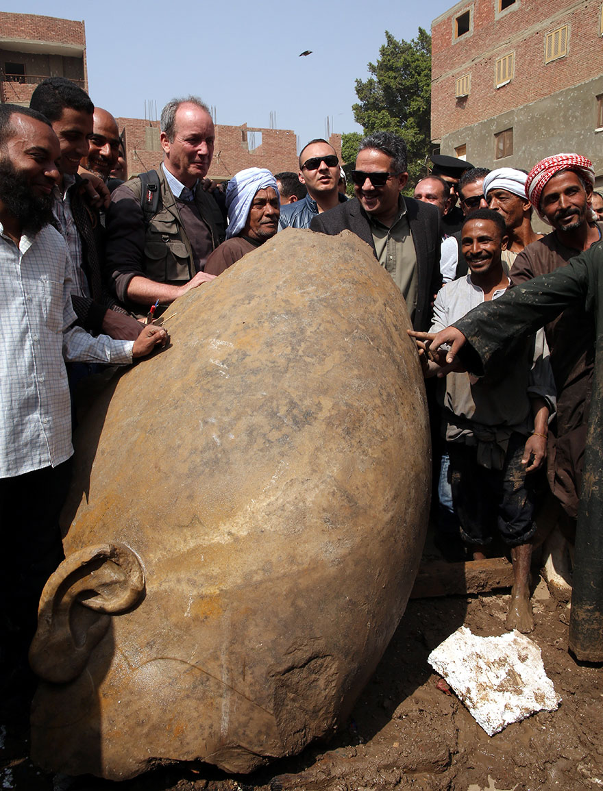 Tin thế giới - Năm 2017: Tượng Pharaoh Ramses II 3000 năm tuổi được tìm thấy tại khu ổ chuột Cairo (Hình 6).