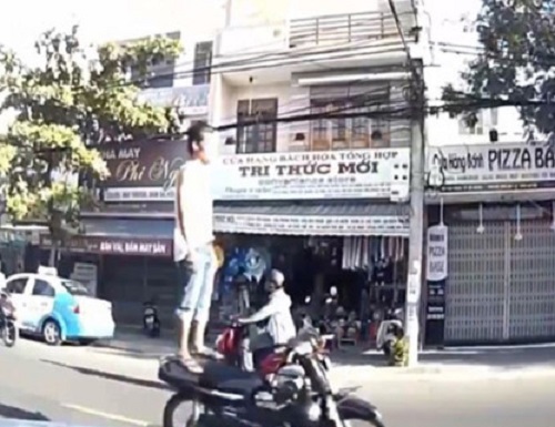 An ninh - Hình sự - Hé lộ danh tính thanh niên đứng trên yên xe máy phóng như bay ở Đà Nẵng