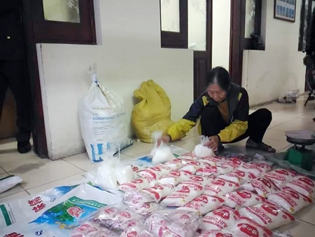 Thị trường - Hà Nội: Thu giữ hàng chục gói mì chính giả trên đường tiêu thụ