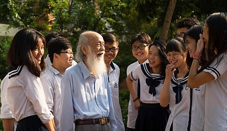 Tin tức - Gia đình đưa thầy Văn Như Cương về thăm trường Lương Thế Vinh lần cuối