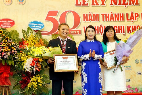Đời sống - Bệnh viện E vinh dự nhận Cờ thi đua của Chính phủ trong lễ kỷ niệm 50 năm ngày thành lập