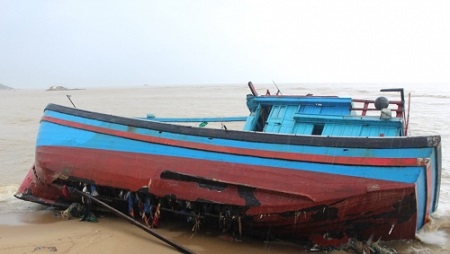 Tin trong nước - Chìm tàu ở biển Bình Thuận, 8 ngư dân được cứu sống