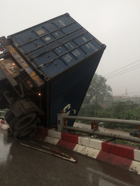 Tin trong nước - Tai nạn liên hoàn, xe container 'chổng ngược' trên thành cầu Thanh Trì