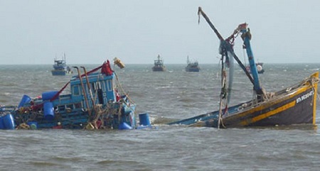 Tin trong nước - Tàu cá bị tàu hàng đâm chìm, 6 ngư dân được cứu sống