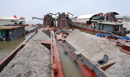 Pháp luật - Bắt quả tang 13 tàu khai thác cát trái phép trên sông Hồng