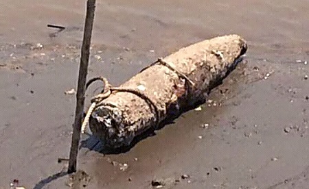 Tin trong nước - Đi đánh cá, phát hiện bom 'khủng' nặng gần 240kg trên sông Hồng