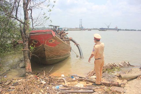 An ninh - Hình sự - Cảnh sát nổ súng truy bắt 'cát tặc xẻ thịt' trên sông Đồng Nai
