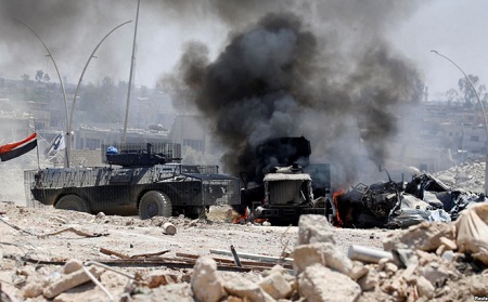 Tin thế giới - 24h qua ảnh: Xe bọc thép quân đội Iraq đi qua vùng tử địa ở Mosul