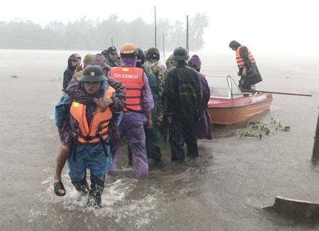 Tin trong nước - Quảng Ngãi khẩn cấp di dời hàng nghìn hộ dân vùng lũ đến nơi an toàn