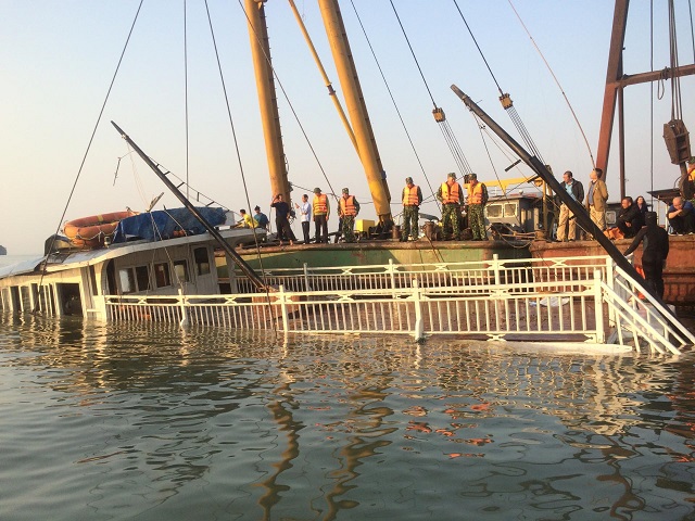 Tin tức - Chìm tàu du lịch trên vịnh Hạ Long, 36 người may mắn thoát nạn