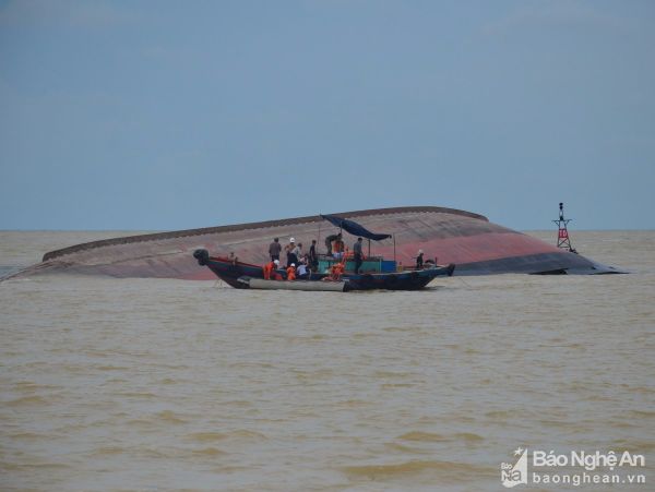 Tin trong nước - Tạm ngừng tìm kiếm 2 thuyền viên còn lại trong vụ tàu chìm ở Nghệ An 