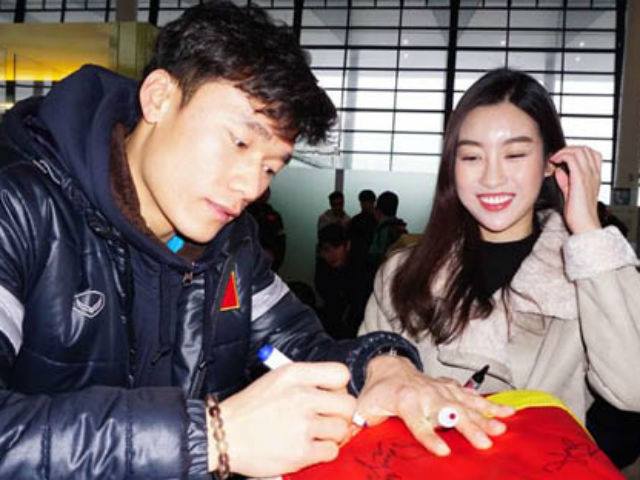 Tin tức - Hoa hậu Đỗ Mỹ Linh xin chữ ký thủ môn Bùi Tiến Dũng trước khi về nước