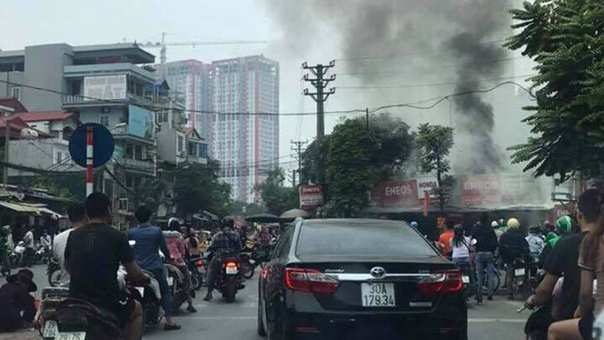 Tin tức - Hà Nội: Sau tiếng nổ lớn, tiệm sửa xe máy bốc cháy dữ dội 
