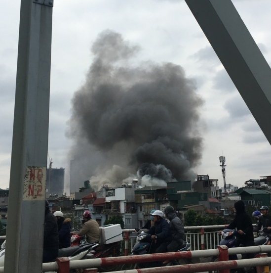 Tin tức - Hà Nội: Quán karaoke gần cầu Chương Dương bốc cháy ngùn ngụt, lan ra 5 nhà kề bên