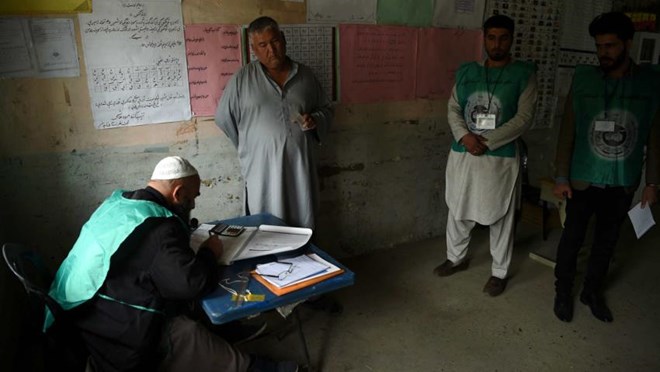 Tin tức - Afghanistan: Đánh bom liều chết, bắt cóc nhân viên bầu cử